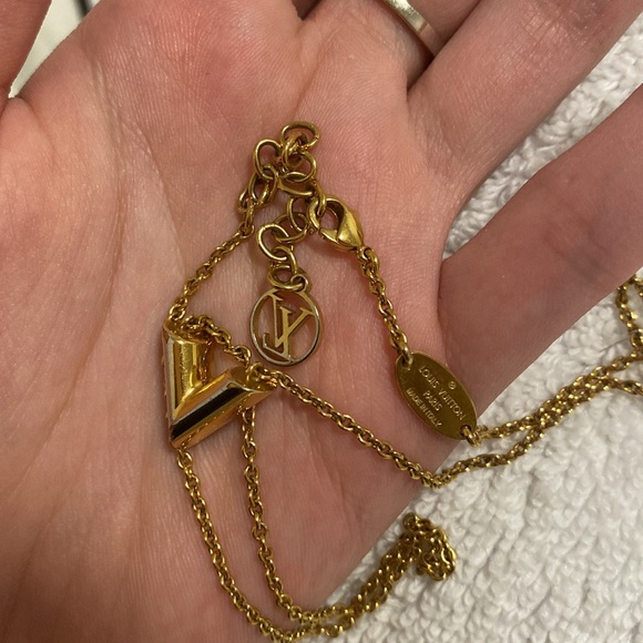Authentic Louis Vuitton Necklace Essential V Pendant Gold Metal - Picture 3 of 8